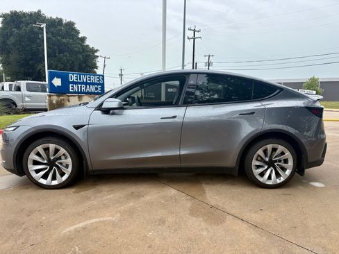 Used 2026 Tesla Model Y 2WD image 4