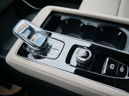 New 2025 Volvo XC90 B5 Core image 9