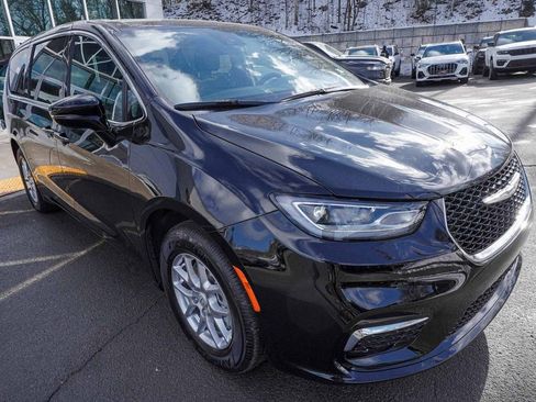 New 2026 Chrysler Pacifica Select image 3