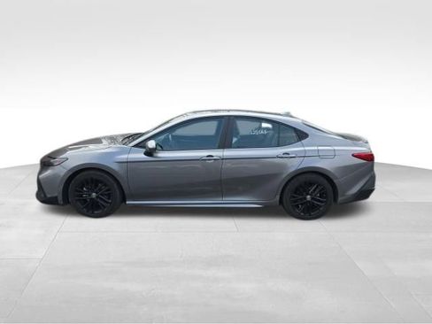 Used 2025 Toyota Camry SE image 3