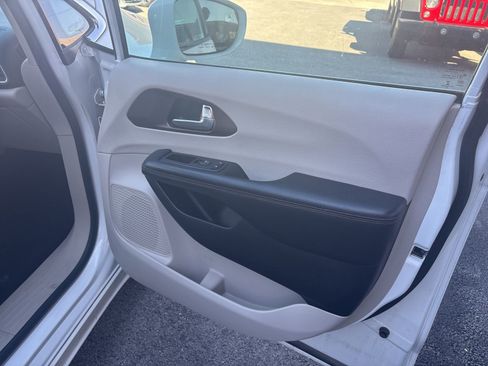 Used 2017 Chrysler Pacifica Touring-L Plus image 21