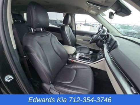 Used 2024 Kia Carnival LX image 6