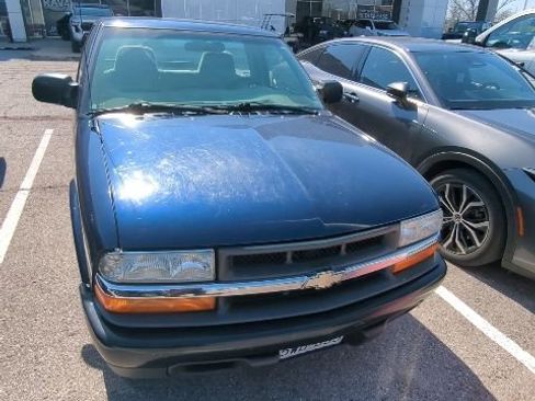 Used 2002 Chevrolet S10 Pickup Base image 4