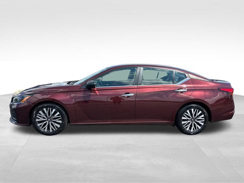 Used 2024 Nissan Altima 2.5 SV FWD image 2