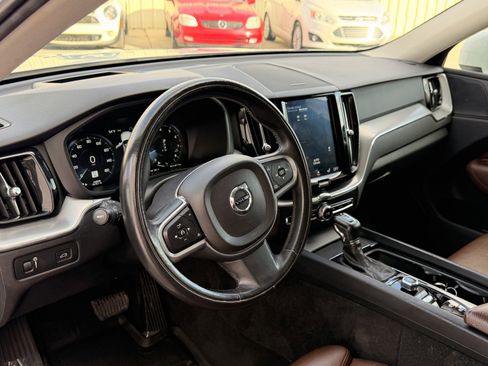 Used 2019 Volvo XC60 T5 Momentum w/ Multimedia Package image 10