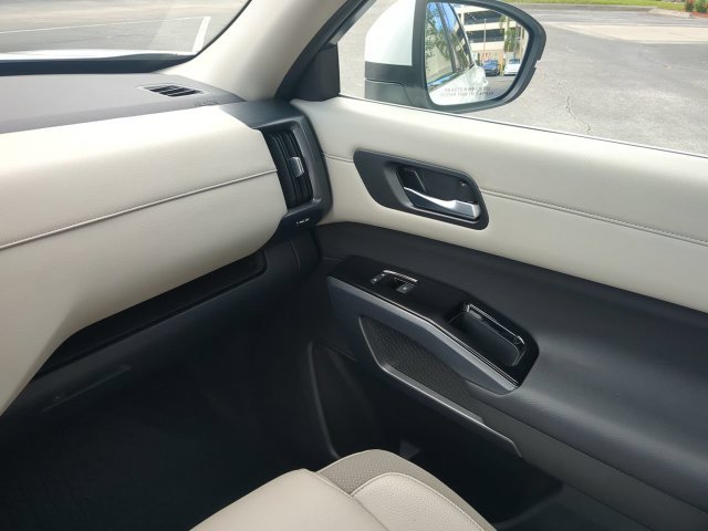 Used 2025 Nissan Pathfinder SL FWD image 20