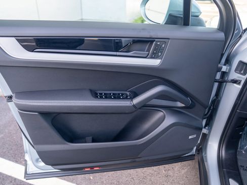 Used 2025 Porsche Cayenne image 10