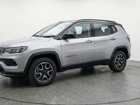 Used 2025 Jeep Compass Trailhawk image 3