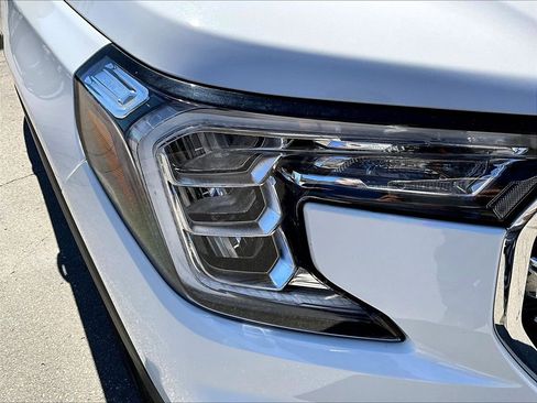 Used 2024 GMC Terrain SLT AWD/4WD image 32