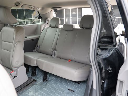 Used 2019 Toyota Sienna XLE FWD image 44