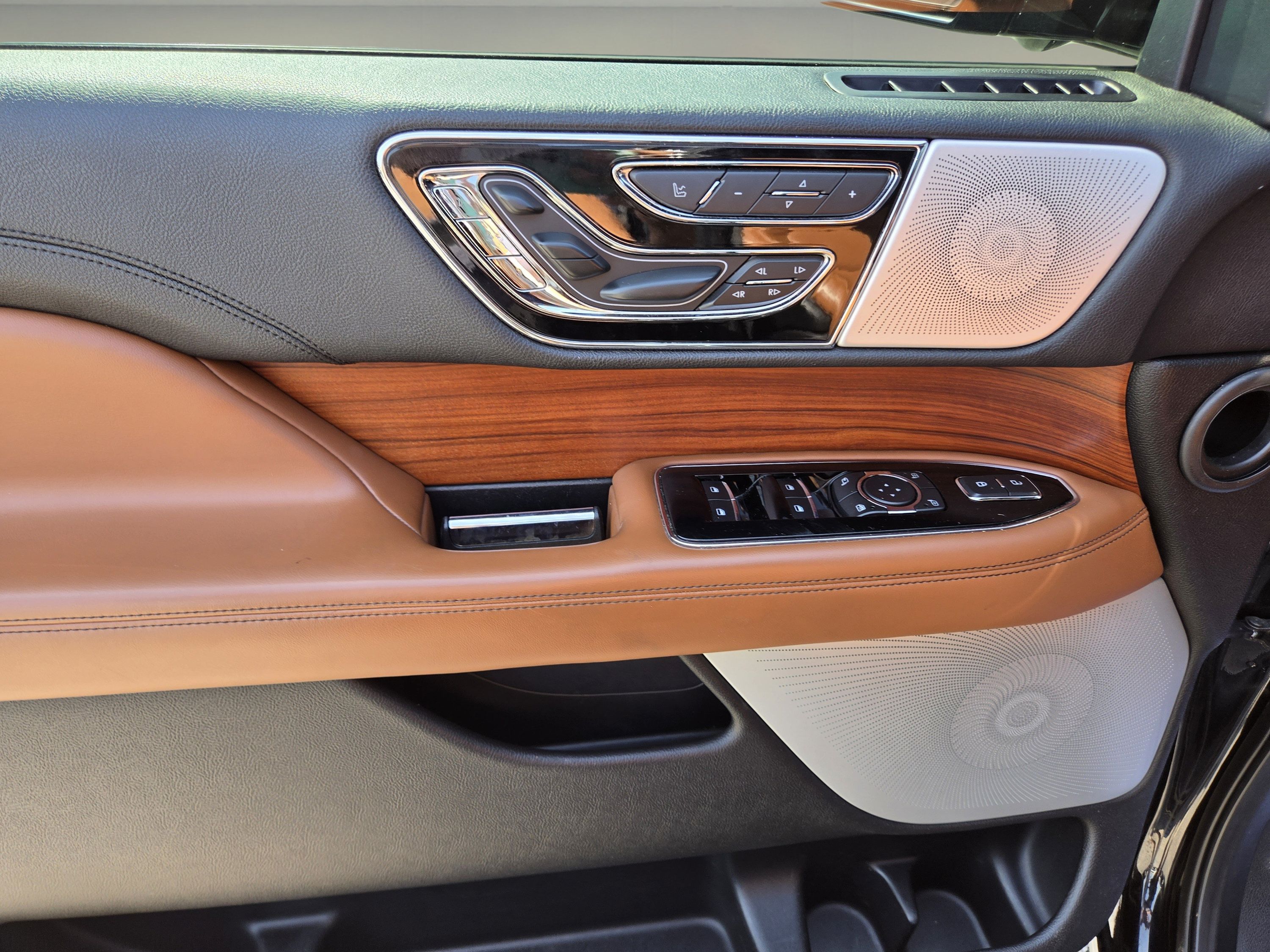 Used 2019 Lincoln Navigator L Reserve AWD/4WD image 9
