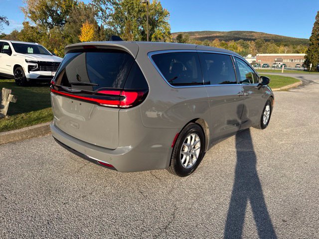 Used 2023 Chrysler Pacifica Touring-L FWD image 14