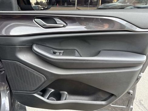 Used 2023 Jeep Grand Cherokee L Laredo image 8