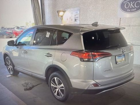 Used 2018 Toyota RAV4 XLE FWD image 2