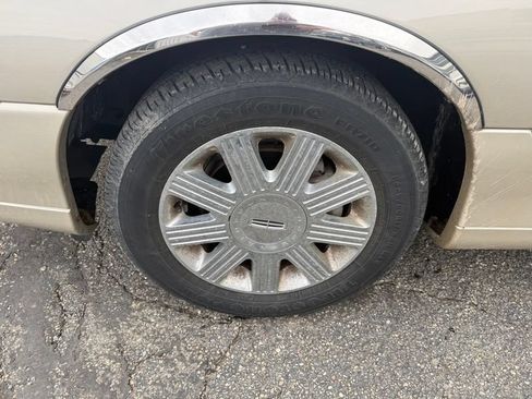 Used 2005 Lincoln Town Car Signature Limited RWD image 16