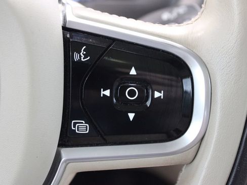 Used 2020 Volvo XC90 T6 Momentum w/ Protection Package Premier AWD/4WD image 21