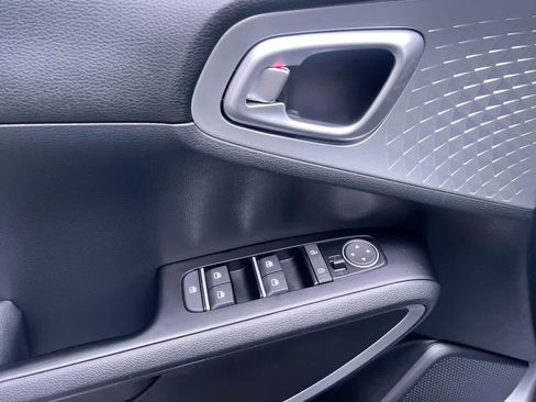 Certified 2025 Kia Soul LX w/ LX Technology Package FWD image 13