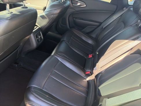 Used 2017 Chrysler 200 Limited Platinum w/ Comfort & Convenience Group image 7