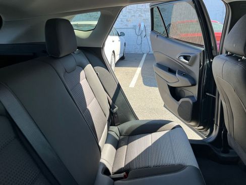 Used 2025 Chevrolet Trax LT FWD image 37