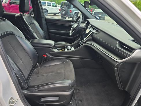 Used 2024 Jeep Grand Cherokee Altitude AWD/4WD image 27