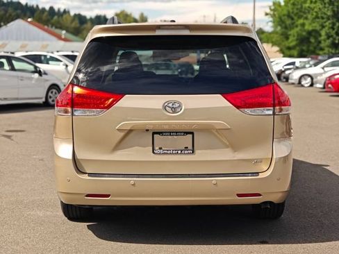 Used 2011 Toyota Sienna XLE w/ XLE Navigation Pkg FWD image 6