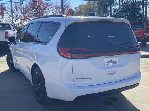 New 2026 Chrysler Pacifica Select w/ S Appearance Package FWD image 4
