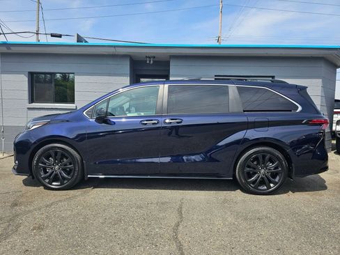 Used 2024 Toyota Sienna XSE FWD image 2