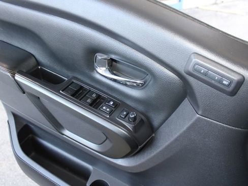 Used 2021 Nissan Titan PRO-4X w/ Pro-4x Convenience Package image 16