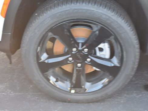 New 2025 Jeep Grand Cherokee L Altitude image 5