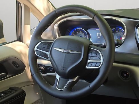 Used 2024 Chrysler Pacifica Touring-L FWD image 18
