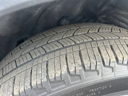 Used 2024 Ford Explorer XLT w/ Equipment Group 202A AWD/4WD image 32