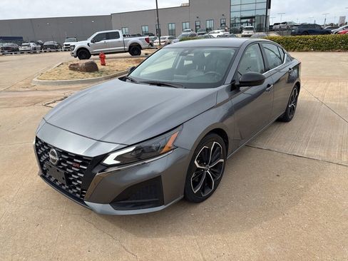 Used 2024 Nissan Altima 2.5 SR image 3