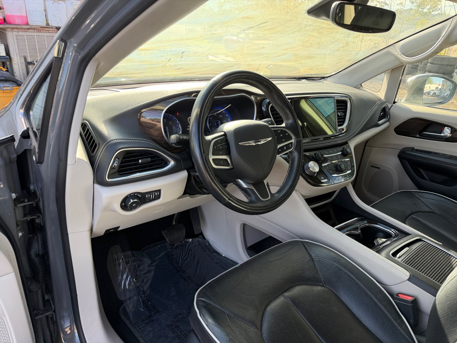Used 2022 Chrysler Pacifica Limited FWD image 18
