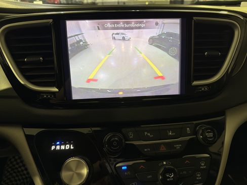 Used 2023 Chrysler Pacifica Touring-L image 20