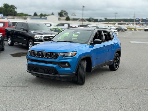 Used 2024 Jeep Compass Latitude w/ Altitude Special Edition AWD/4WD image 3