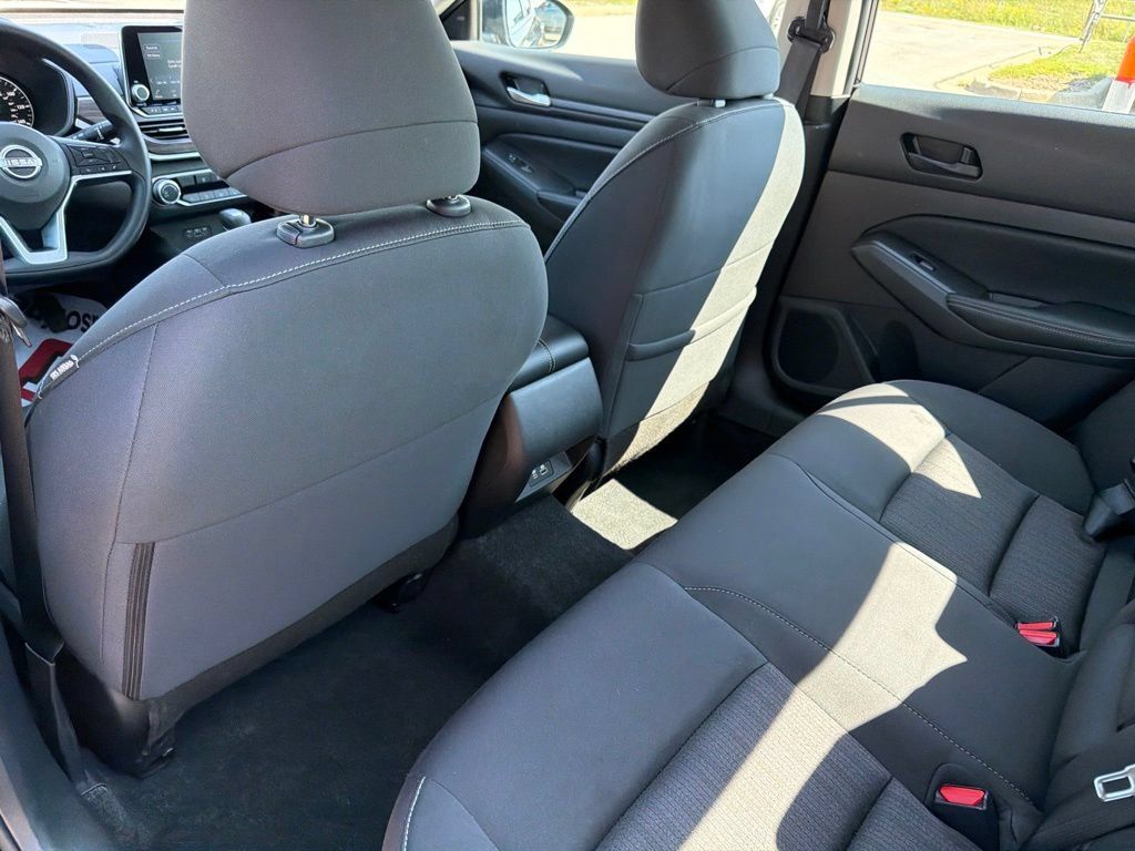 Used 2025 Nissan Altima 2.5 SV FWD image 13