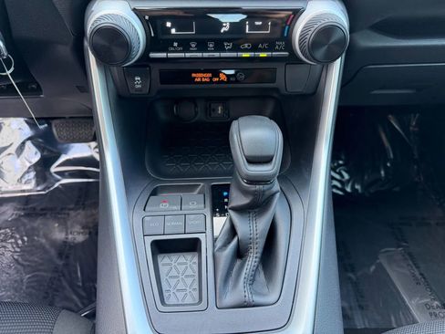 Used 2019 Toyota RAV4 LE w/ Carpet Mat Package image 17