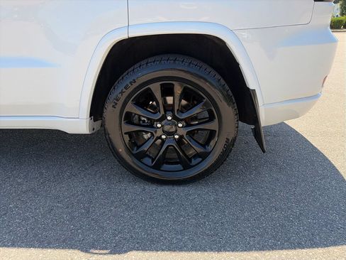 Used 2020 Jeep Grand Cherokee Altitude RWD image 26