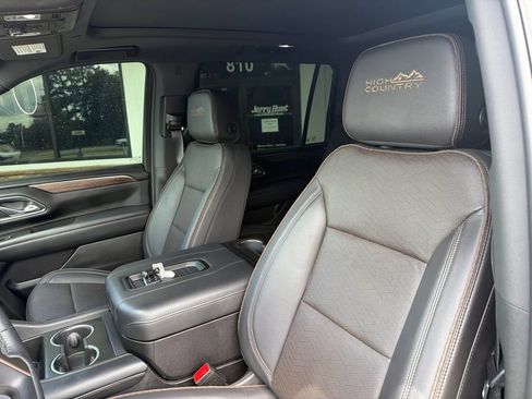 Used 2024 Chevrolet Suburban High Country RWD image 3