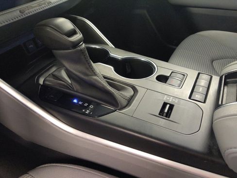 Used 2021 Toyota Highlander L image 26