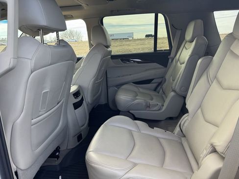 Used 2020 Cadillac Escalade Luxury image 10