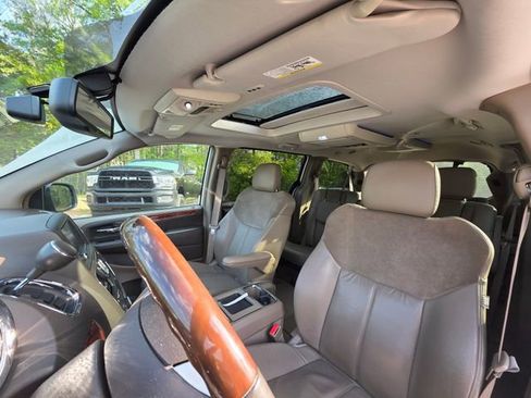 Used 2015 Chrysler Town & Country Limited Platinum image 12