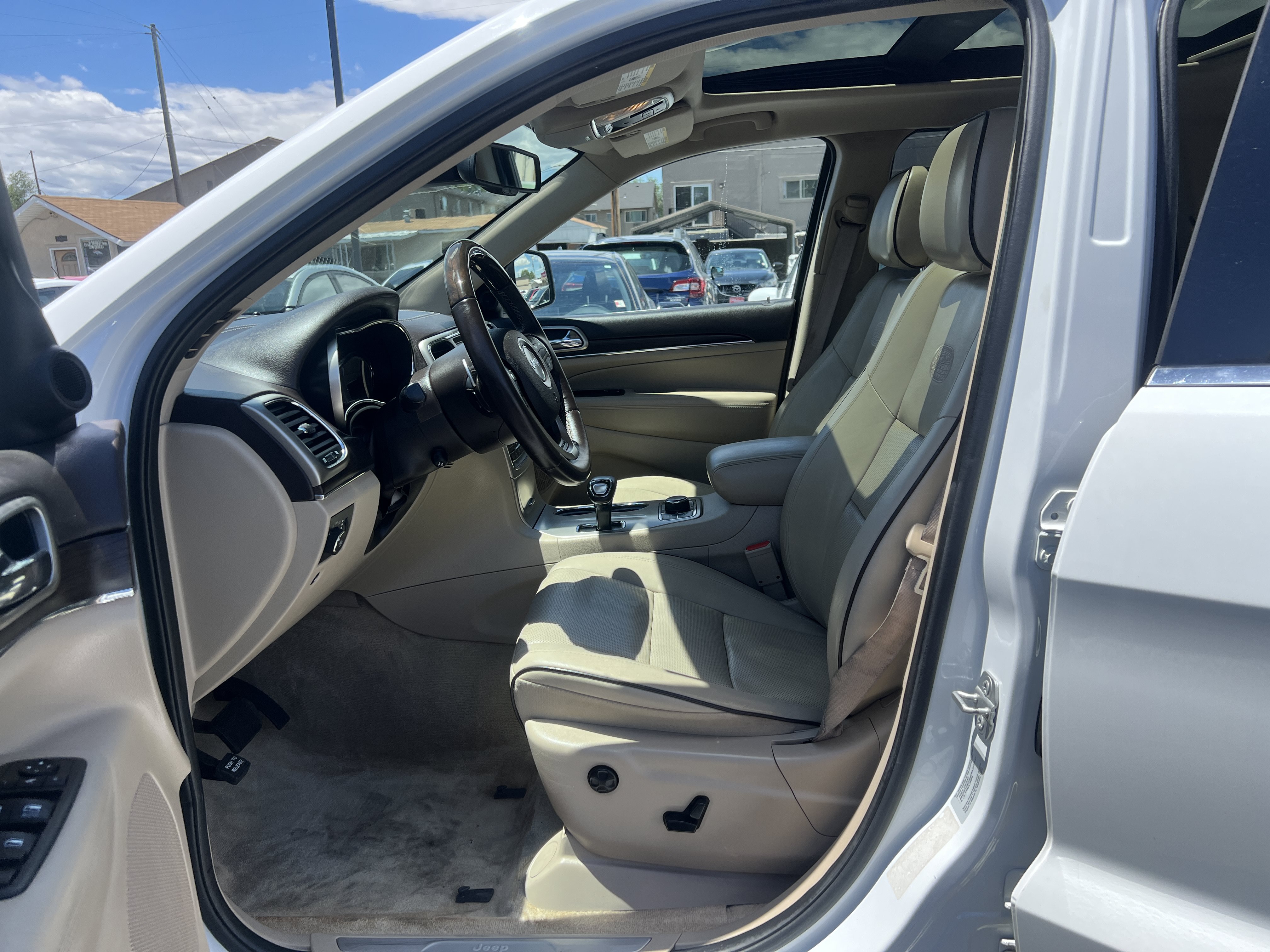 Used 2015 Jeep Grand Cherokee Overland w/ Advanced Technology Group AWD/4WD image 13
