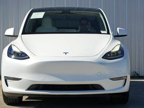 Used 2022 Tesla Model Y Long Range image 7