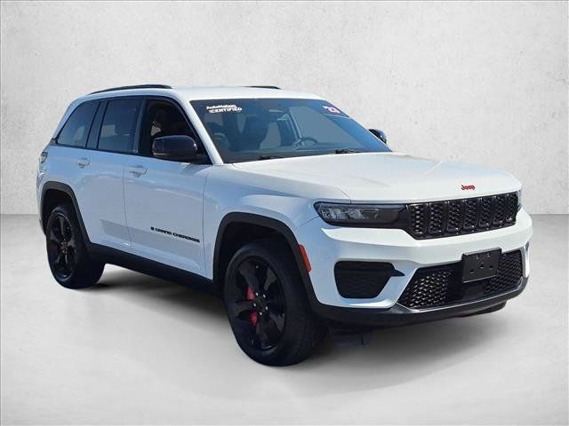 Used 2023 Jeep Grand Cherokee Altitude AWD/4WD image 2