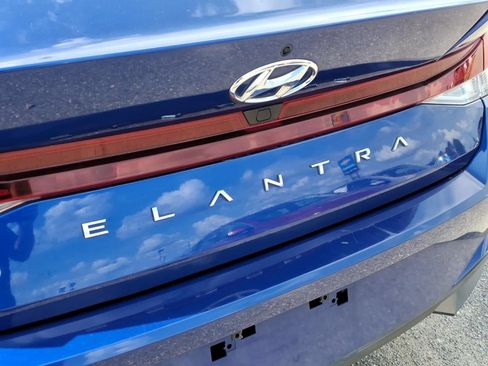 Used 2023 Hyundai Elantra SEL w/ Preferred Accessory Package FWD image 9