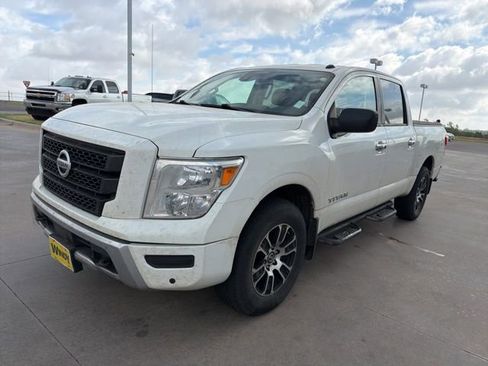 Used 2021 Nissan Titan SV w/ SV Convenience Package image 3