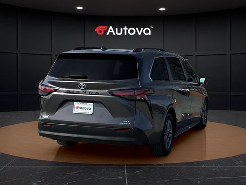 Used 2021 Toyota Sienna XLE AWD/4WD image 5