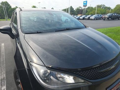 Used 2018 Chrysler Pacifica Touring Plus w/ S Appearance Package FWD image 9