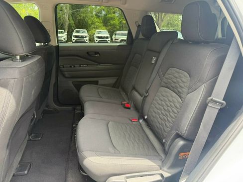 Used 2025 Nissan Pathfinder SV FWD image 7